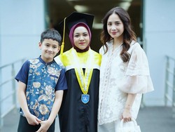Rafathar dan Nagita Slavina Hadiri Momen Wisuda Mbak Lala