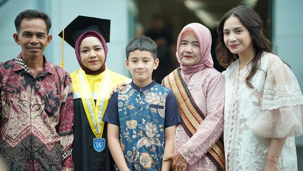 Mbak Lala wisuda S1