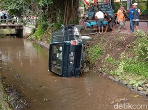 Panther Terjun ke Parit di Kota Malang Gegara Sopir Ngantuk Panther Terjun ke Parit di Kota Malang Gegara Sopir Ngantuk