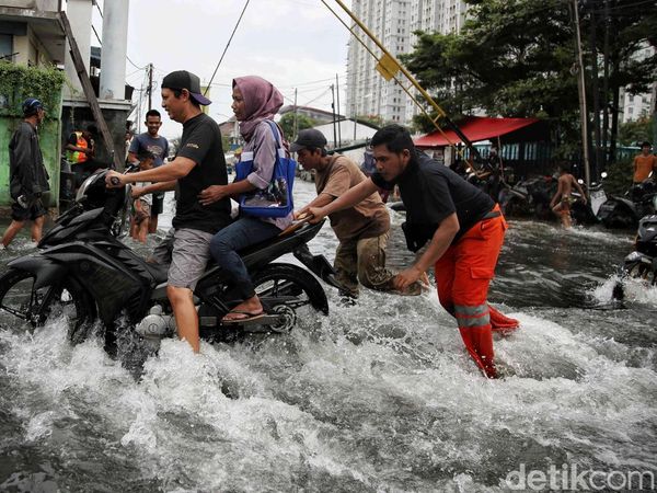 Momen Warga Bantu Pengendara Motor Mogok di Banjir Rob Jakut
