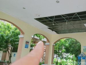 Hujan Deras, Atap 2 Kelas-Aula SMPN 2 Klaten Rontok Hujan Deras, Atap 2 Kelas-Aula SMPN 2 Klaten Rontok
