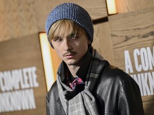 Gaya Mengejutkan Timothee Chalamet Tiru Bob Dylan di Karpet Merah