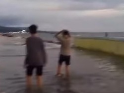 Jalan di Depan Polsek Pelabuhan Parepare Tergenang Buntut Banjir Rob