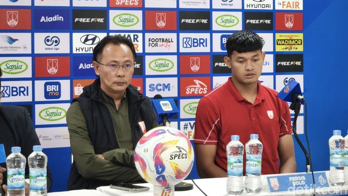 Pelatih Persis Solo Ong Kim Swee (OKS), dan Kiper Persis Solo M Riyandi, saat konferensi pers di Stadion Manahan Solo, Senin (16/12/2024)