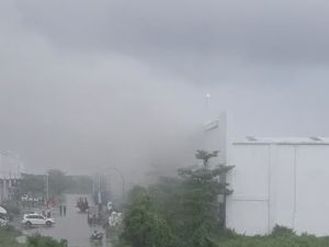 Kebakaran di Gudang Summarecon Mutiara Makassar, Damkarmat Turun Tangan