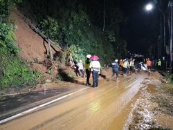 Longsor Terjang Jalur Tasikmalaya-Garut, Arus Lalin Tersendat