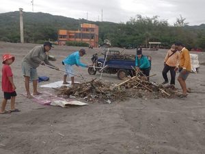 Duh! Sampah di Pantai Parangtritis Capai 3 Ton Sehari, Petugas Kewalahan