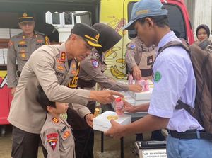 Si Sumeh Polres Pasuruan Kota Bagikan Makanan Bergizi Gratis ke Pelajar Si Sumeh Polres Pasuruan Kota Bagikan Makanan Bergizi Gratis ke Pelajar