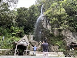 Penampakan Air Terjun Keramat dari Samosir