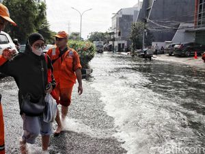 Potret Kawasan Penjaringan Masih Terendam Banjir Rob Potret Kawasan Penjaringan Masih Terendam Banjir Rob
