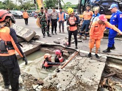Dramatis Evakuasi Pria Tewas Terperosok Gorong-gorong Sedayu Saat Banjir