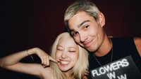 7 Momen Kedekatan Rose BLACKPINK & Evan Mock, Ciuman di Video Klip Terbaru