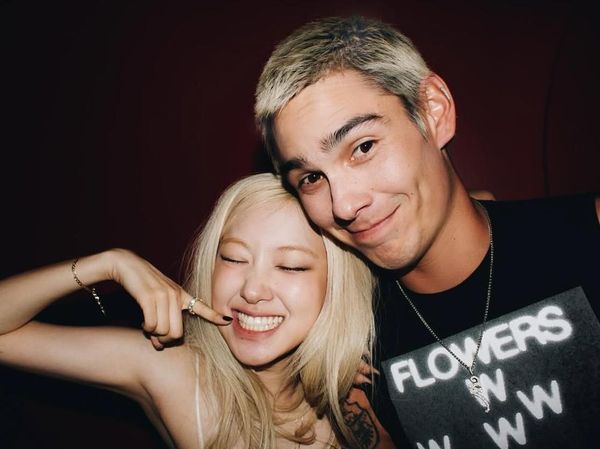 7 Momen Kedekatan Rose BLACKPINK & Evan Mock, Ciuman di Video Klip Terbaru