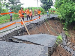 Kondisi Terkini Jalan Penghubung Tulungagung Ambles ke Jurang, Lalin Dialihkan