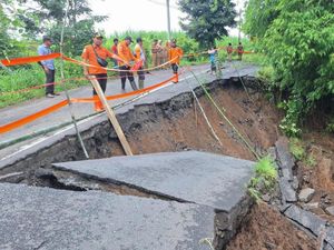 Kondisi Terkini Jalan Penghubung Tulungagung Ambles ke Jurang, Lalin Dialihkan Kondisi Terkini Jalan Penghubung Tulungagung Ambles ke Jurang, Lalin Dialihkan