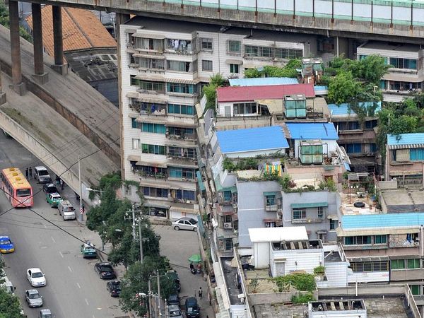 Begini Potret Padatnya Gedung Rusun Beratap Jalan Layang