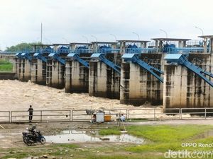 9 Pintu Bendung Gerak Bengawan Solo Diperbaiki Demi Antisipasi Banjir 9 Pintu Bendung Gerak Bengawan Solo Diperbaiki Demi Antisipasi Banjir