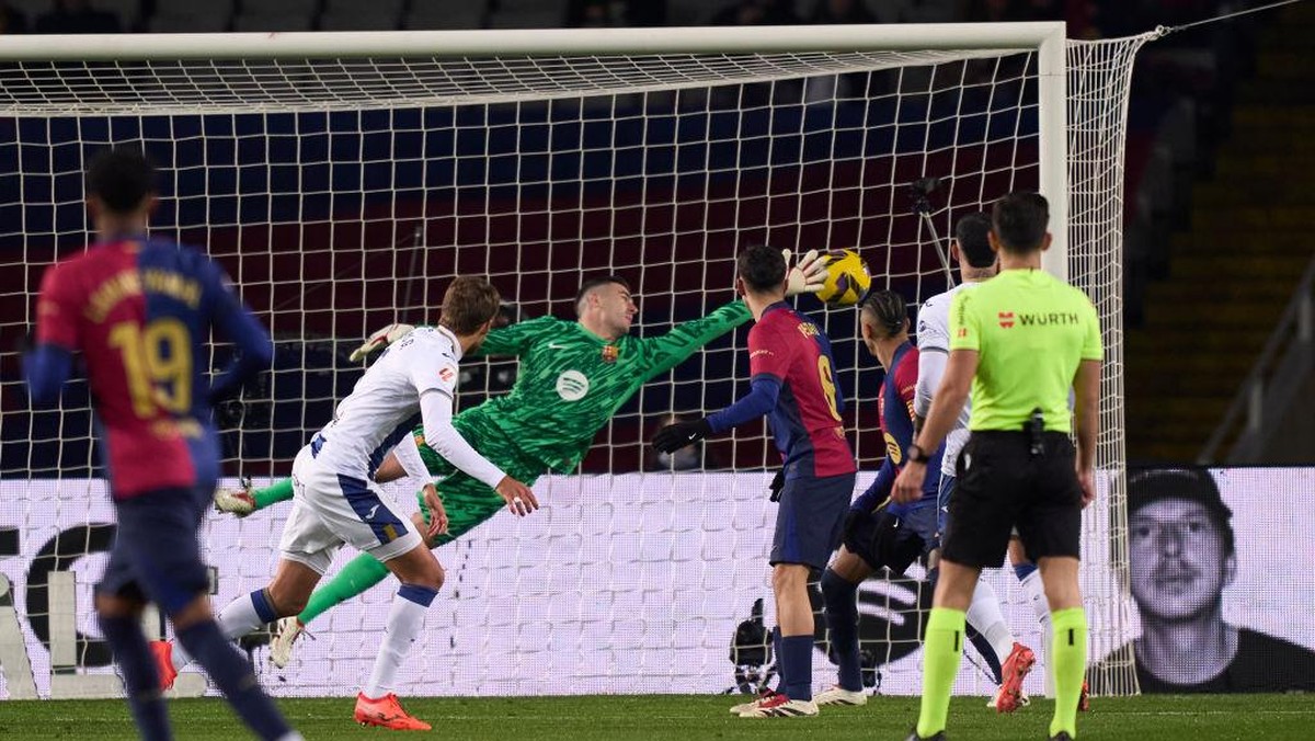 Momen ketika Sergio Gonzalez menjebol gawang Barcelona. Foto: Getty Images/Pedro Salado