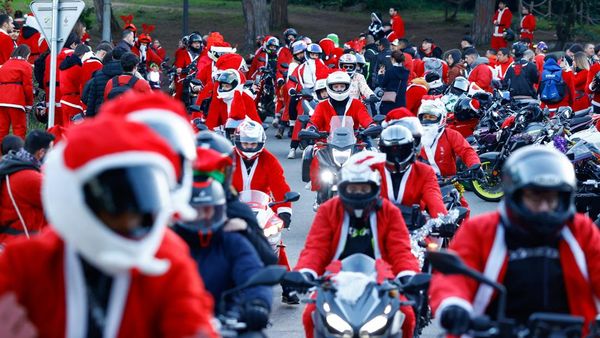 Sederet Aksi Unik Sinterklas di Dunia Ramaikan Perayaan Natal