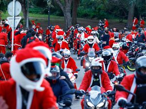 Sederet Aksi Unik Sinterklas di Dunia Ramaikan Perayaan Natal