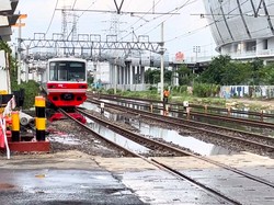 Video: Sempat Terendam Rob, Jalur KRL Tanjung Priok Sudah Bisa Dilintasi