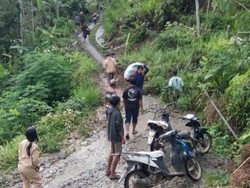 Tanah Gerak Paksa 9 KK Mengungsi, Longsor Isolasi 9 Rumah di Trenggalek