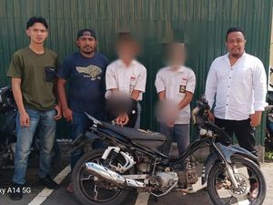 Dua Pelajar di Manggarai Ditangkap Seusai Jual Motor Curian Lewat Facebook Dua Pelajar di Manggarai Ditangkap Seusai Jual Motor Curian Lewat Facebook