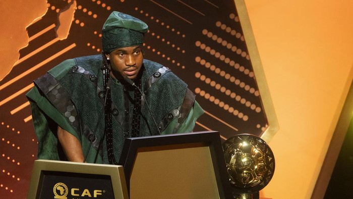 Nigerias Ademola Lookman receives 2024 CAF African Footballer of the Year award, in Marrakech, Morocco, Monday, Dec. 16, 2024 (AP Photo/Mosaab Elshamy)
