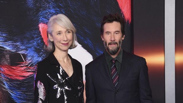 Foto Terbaru Keanu Reeves Bareng Kekasih di Karpet Merah, Makin Mesra