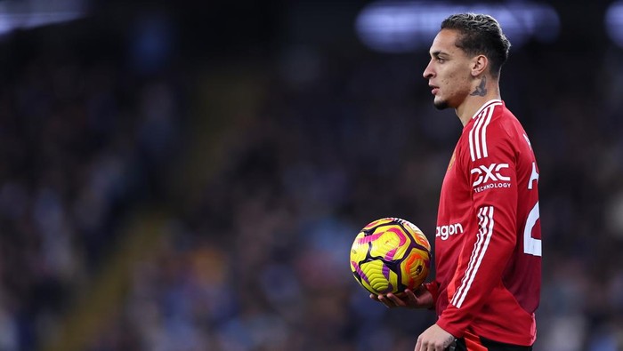 MANCHESTER, ENGLAND - DECEMBER 15: Antony of Manchester United during the Premier League match between Manchester City FC and Manchester United FC at Etihad Stadium on December 15, 2024 in Manchester, England. (Photo by Robbie Jay Barratt - AMA/Getty Images)