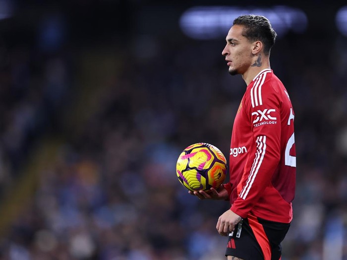 MANCHESTER, ENGLAND - DECEMBER 15: Antony of Manchester United during the Premier League match between Manchester City FC and Manchester United FC at Etihad Stadium on December 15, 2024 in Manchester, England. (Photo by Robbie Jay Barratt - AMA/Getty Images)