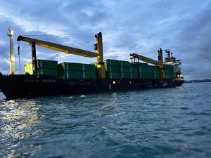 Momen Bakamla Gagalkan Transaksi BBM Ilegal di Perairan Batam