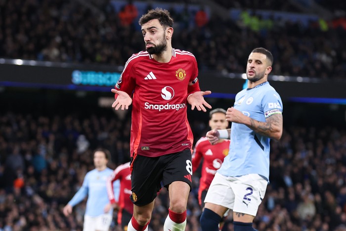 MANCHESTER, ENGLAND - DECEMBER 15: Bruno Fernandes of Manchester United celebrates after scoring their sides first goal from the penalty spot during the Premier League match between Manchester City FC and Manchester United FC at Etihad Stadium on December 15, 2024 in Manchester, England. (Photo by Alex Livesey - Danehouse/Getty Images)