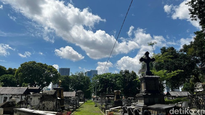 Cuaca Berawan di Kota Surabaya