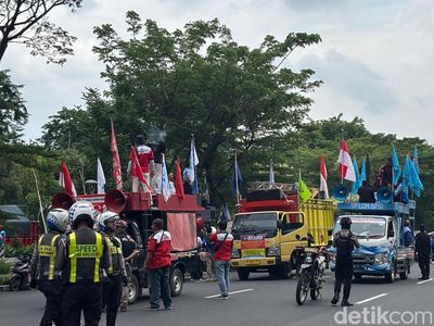 Jalan Ahmad Yani Macet Imbas Demo Buruh