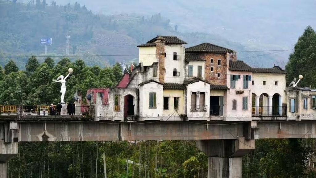 Potret Jembatan di China yang Disulap Jadi Perkampungan Padat Penduduk Potret Jembatan di China yang Disulap Jadi Perkampungan Padat Penduduk