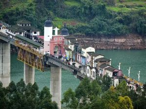 Unik! Jembatan di China Disulap Jadi Perkampungan Padat Penduduk Unik! Jembatan di China Disulap Jadi Perkampungan Padat Penduduk