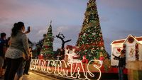 Dua Pohon Natal di Bundaran Besar Palangka Raya Curi Perhatian