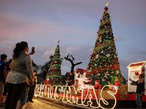 Dua Pohon Natal di Bundaran Besar Palangka Raya Curi Perhatian