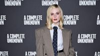 7 Gaya Androgini Elle Fanning, Pakai Setelan Pria Tapi Tetap Feminin