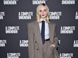 7 Gaya Androgini Elle Fanning, Pakai Setelan Pria Tapi Tetap Feminin 7 Gaya Androgini Elle Fanning, Pakai Setelan Pria Tapi Tetap Feminin