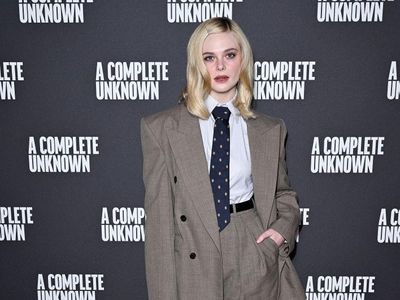 7 Gaya Androgini Elle Fanning, Pakai Setelan Pria Tapi Tetap Feminin