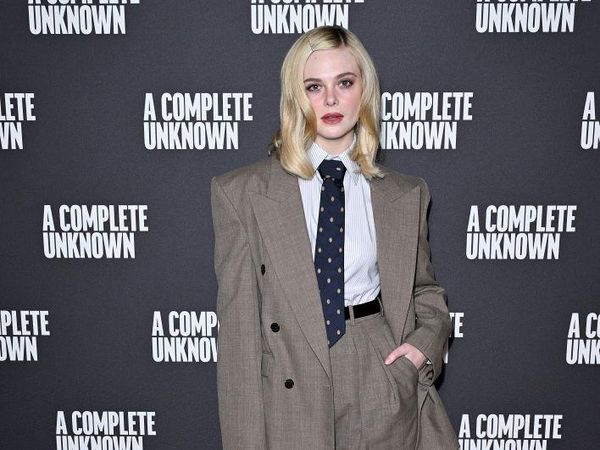 7 Gaya Androgini Elle Fanning, Pakai Setelan Pria Tapi Tetap Feminin