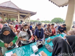 Senangnya Emak-emak di Ponorogo Serbu Pasar Murah Jelang Nataru