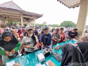 Senangnya Emak-emak di Ponorogo Serbu Pasar Murah Jelang Nataru Senangnya Emak-emak di Ponorogo Serbu Pasar Murah Jelang Nataru