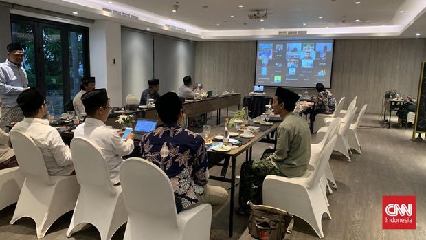 Focus Grup Discussion (FGD) Pra Muktamar Luar Biasa (MLB) Nahdlatul Ulama (NU) yang digelar di Surabaya, Selasa (17/12), memutuskan Ketua Umum PBNU KH Yahya Cholil Staquf diduga melanggar sejumlah Anggaran Dasar dan Anggaran Rumah Tangga (ADART).