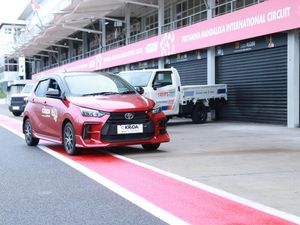 Rayakan HUT Pertama, GR Enthusiast Geber Agya GR dan GR Yaris di Mandalika Rayakan HUT Pertama, GR Enthusiast Geber Agya GR dan GR Yaris di Mandalika