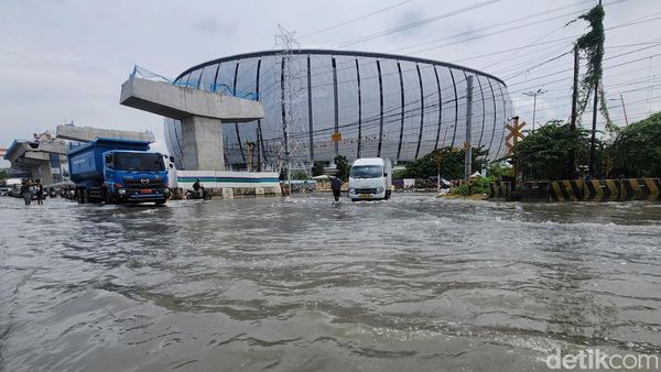 Jalan RE Martadinata Depan JIS Tergenang Banjir Rob