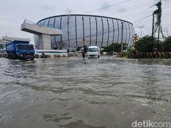Jalan RE Martadinata Depan JIS Tergenang Banjir Rob