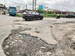Hati-hati, Ada Jalan Rusak di Simpang Tiga Aluminium Raya
